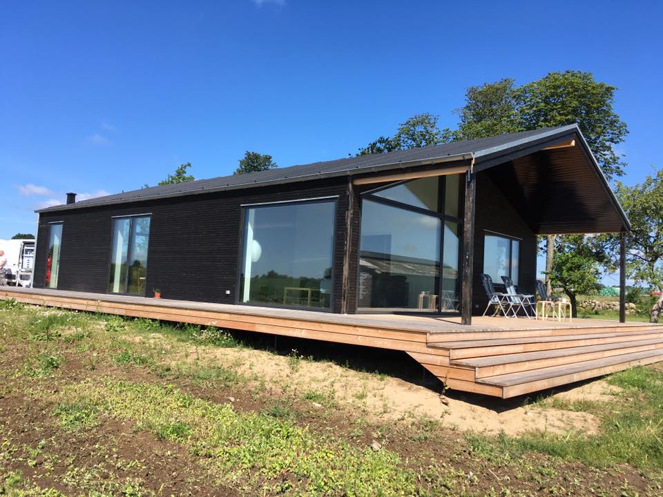 Moderne sort træhus med stor terrasse